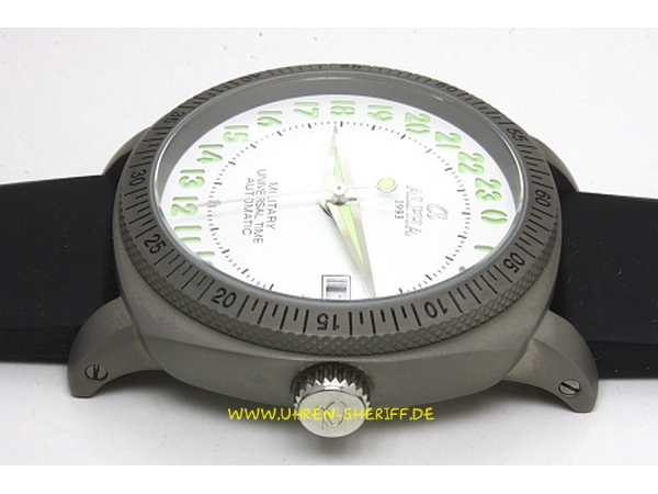 24 Stunden Uhr von ALPHA helles Blatt